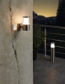 Lampa ogrodowa BASALGO 1 z metaliczną cylindryczną obudową i szerokim panelem świetlnym.