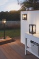 Czarna lampa stojąca ALAMONTE 1 z geometrycznym kloszem w formie wysokiej latarni.