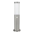 Lampa stojąca HELSINKI z mlecznym cylindrycznym kloszem oraz czujnikiem umieszczonym na metalowej obudowie.