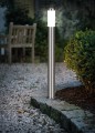 Lampa stojąca HELSINKI o smukłej walcowej konstrukcji z mleczną częścią świetlną u góry.