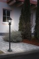 Lampa stojąca LATERNA 4 z czarną metalową konstrukcją, przeszklonym kloszem i dekoracyjnym daszkiem.