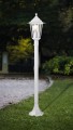 Lampa stojąca LATERNA 5 z białą metalową konstrukcją, przeszklonym kloszem i ozdobnym daszkiem.
