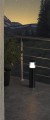 Lampa ogrodowa BASALGO-Z z cylindryczną obudową i podświetlaną górną częścią widoczną w różnych barwach.