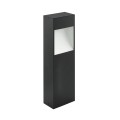 Lampa stojąca MANFRIA o geometrycznej formie z szeroką powierzchnią świetlną w górnej części obudowy.