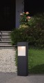 Lampa ogrodowa MANFRIA z ciemnym prostokątnym słupkiem i zintegrowanym źródłem światła skierowanym w dół.