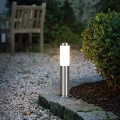 Lampa ogrodowa stojąca HELSINKI z cylindrycznym metalowym korpusem i szerokim jasnym kloszem.