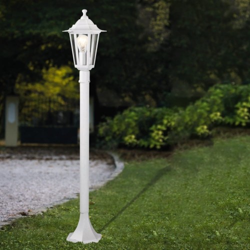 Biała lampa ogrodowa LATERNA 5 o wysokości 103 cm, z klasycznym latarniowym kloszem i smukłym słupkiem.