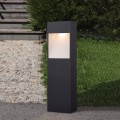 Niska lampa ogrodowa LED MANFRIA z prostokątnym grafitowym korpusem i jasnym panelem świetlnym.