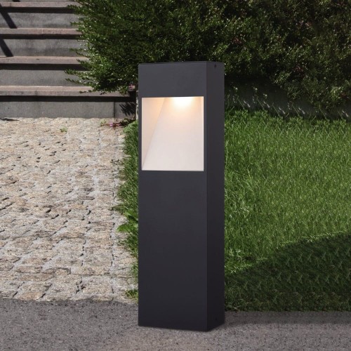 Niska lampa ogrodowa LED MANFRIA z prostokątnym grafitowym korpusem i jasnym panelem świetlnym.