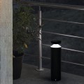 Niska lampa ogrodowa LED MELZO z czarnym cylindrycznym korpusem i podświetlanym zwieńczeniem.