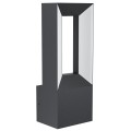 Kinkiet LED RIFORANO z prostokątną ramą, pionowym elementem świetlnym i geometryczną podstawą w kolorze antracytowym.