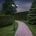 Lampa ogrodowa LATERNA 4 o klasycznej konstrukcji z wysokim słupem i podwójną oprawą latarniową.