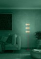 Lampa LEVANTARA z trzema przezroczystymi żarówkami umieszczonymi na różnych wysokościach przy jasnych drewnianych elementach.