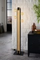 Podłogowa lampa LAYHAM z jasnym drewnianym korpusem, czarnymi metalowymi detalami i prostokątną podstawą.