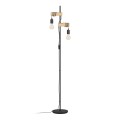 Lampa podłogowa TOWNSHEND z czarnym metalowym stelażem, dwoma drewnianymi ramionami i dwiema zwisającymi żarówkami.