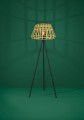 Lampa MONTEZUELO z jasnym drewnianym kloszem o trapezowym kształcie i wysokim czarnym metalowym trójnogiem.