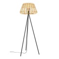Lampa podłogowa MONTEZUELO z ażurowym kloszem z naturalnego drewna, czarną metalową podstawą na trzech nogach i widoczną żarówką.