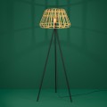 Lampa podłogowa MONTEZUELO z ażurowym kloszem z naturalnego drewna, czarną metalową podstawą na trzech nogach i widoczną żarówką.