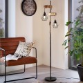 Lampa podłogowa TOWNSHEND 5 z czarnym metalowym stelażem, dwoma drewnianymi ramionami i dwoma ażurowymi kloszami.