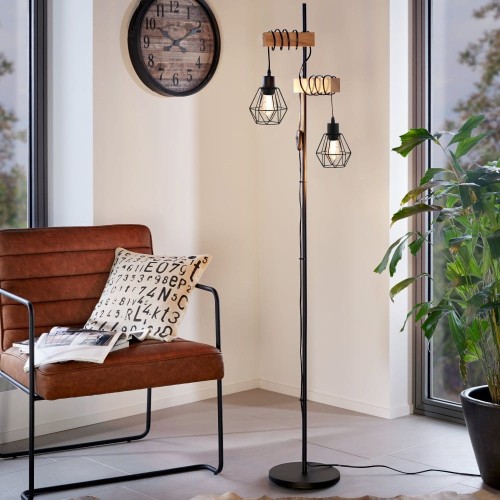 Lampa podłogowa TOWNSHEND 5 z czarnym metalowym stelażem, dwoma drewnianymi ramionami i dwoma ażurowymi kloszami.