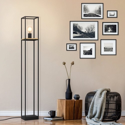 Lampa podłogowa LIBERTAD z wysoką prostokątną metalową ramą w kolorze czarnym i pojedynczą żarówką w górnej części.