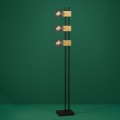 Lampa podłogowa LEVANTARA z czarną metalową konstrukcją, trzema drewnianymi uchwytami i trzema kulistymi żarówkami.
