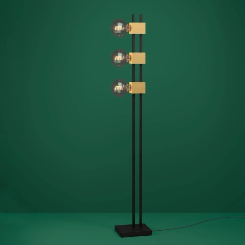 Lampa podłogowa LEVANTARA z czarną metalową konstrukcją, trzema drewnianymi uchwytami i trzema kulistymi żarówkami.