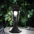 Lampa ogrodowa stojąca LATERNA 4 z czarną ozdobną podstawą i przeszklonym kloszem w formie latarni.
