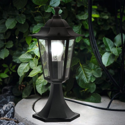 Lampa ogrodowa stojąca LATERNA 4 z czarną ozdobną podstawą i przeszklonym kloszem w formie latarni.