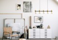 Lampa wisząca CHIEVELEY łącząca czarny metal z drewnianymi oprawkami i pięcioma widocznymi żarówkami E27.