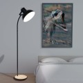 Lampa podłogowa LUBENHAM z czarnym metalowym kloszem, regulowanym uchwytem i okrągłą podstawą z drewnianym wykończeniem.