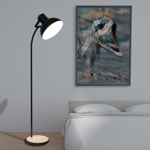 Lampa podłogowa LUBENHAM z czarnym metalowym kloszem, regulowanym uchwytem i okrągłą podstawą z drewnianym wykończeniem.