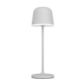 Biała lampa stołowa LED z okrągłą podstawą, smukłą nóżką i klasycznym abażurowym kloszem.