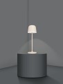 Piaskowa lampa stołowa MANNERA z abażurowym kloszem i zintegrowanym oświetleniem LED 3000K.