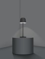 Kompaktowa czarna lampa LED z abażurowym kloszem ustawiona na cylindrycznej podstawie.