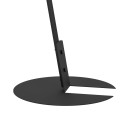 Lampa ONEDA z czarnym stożkowym kloszem skierowanym w dół, długim ukośnym ramieniem i okrągłą podstawą.