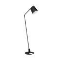 Lampa podłogowa ONEDA z czarnym metalowym kloszem o białym wnętrzu i charakterystycznym załamanym ramieniem.