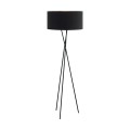 Lampa FONDACHELLI z czarnym materiałowym kloszem, metalowym trójnogiem i dekoracyjnym skrzyżowaniem nóg pod abażurem.