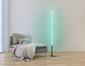 Lampa podłogowa PICACHA LED RGB z pionowym profilem świetlnym, emitująca wielokolorowe światło w odcieniach niebieskiego, różowego i żółtego.