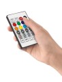 Lampa podłogowa PICACHA LED RGB z pionowym profilem świetlnym, emitująca wielokolorowe światło w odcieniach niebieskiego, różowego i żółtego.