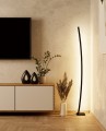 Podłogowa lampa LED PICACHA 29 W z cienką pionową konstrukcją, subtelnym wygięciem i ciepłą białą barwą światła.