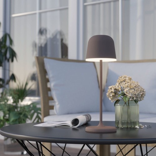 Lampa stołowa ogrodowa LED MANNERA w kolorze kasztanowym z abażurowym kloszem i smukłą podstawą.