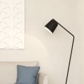 Lampa podłogowa ONEDA z czarnym metalowym kloszem o białym wnętrzu i charakterystycznym załamanym ramieniem.
