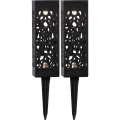 Zestaw dwóch czarnych solarnych lamp ogrodowych z dekoracyjnymi wycięciami, na szpikulcach do wbicia w ziemię, prezentowany na białym tle.