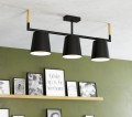 W domowej aranżacji lampa sufitowa LACEY prezentuje trzy kremowe klosze rozmieszczone na podłużnej konstrukcji z czarnymi i drewnianymi detalami.
