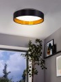 W nowoczesnym wnętrzu lampa sufitowa LED MASERLO 2 20W tworzy ciepłą poświatę 3000K, podkreśloną przez złote wnętrze czarnej oprawy.