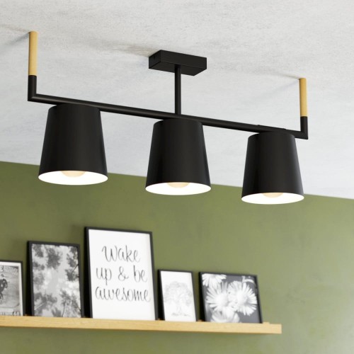 Lampa sufitowa LACEY z trzema kremowymi kloszami i czarnymi elementami, zamontowana w jasnym wnętrzu nad półką z dekoracjami.