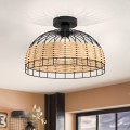Lampa sufitowa ANWICK z czarnym metalowym stelażem i naturalnym rattanowym splotem, zamontowana nad stołem w jasnym wnętrzu.