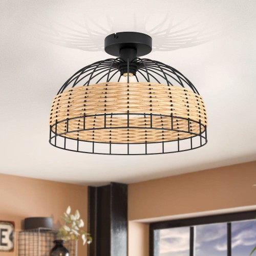 Lampa sufitowa ANWICK z czarnym metalowym stelażem i naturalnym rattanowym splotem, zamontowana nad stołem w jasnym wnętrzu.