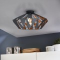 Lampa sufitowa CARLTON 6 z geometrycznym czarnym kloszem i miedzianym wnętrzem, zamontowana na suficie w nowoczesnym wnętrzu.
